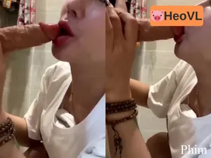 Vào nhà tắm thẩm du mút buồi giả